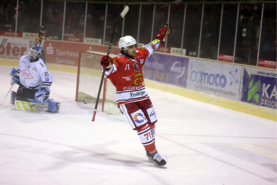 Eispirat Scott Feser (29) jubelte, nachdem er seinen Penalty verwandelt hatte.