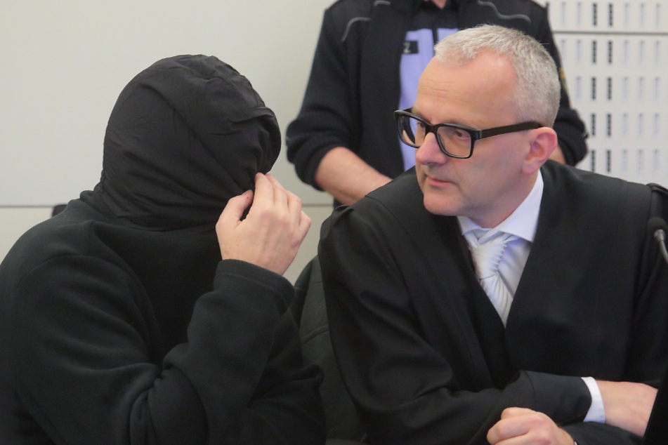 Der Angeklagte Laurent F. (55, links) mit seinem Verteidiger Andreas Boine.