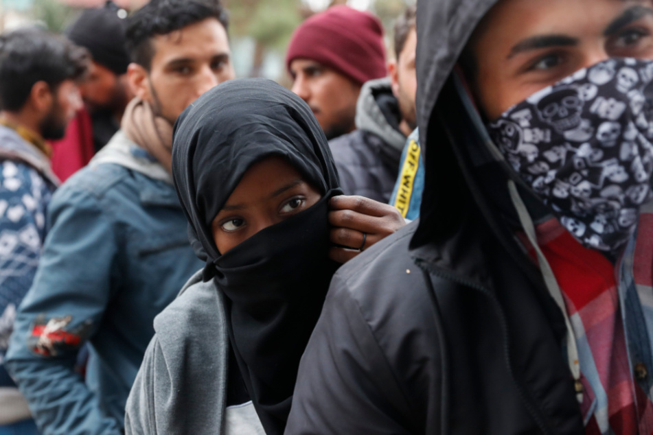 Migranten stehen in der Schlange vor einem Supermarkt in der Nähe der griechisch-türkischen Grenze, um Essen zu kaufen.