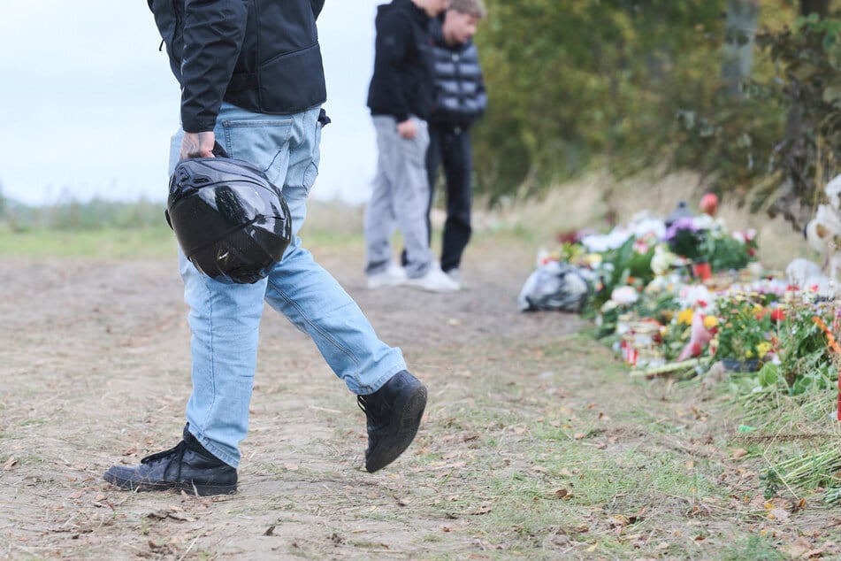 Freunde und Bekannte trauern an der Unfallstelle um die Opfer.