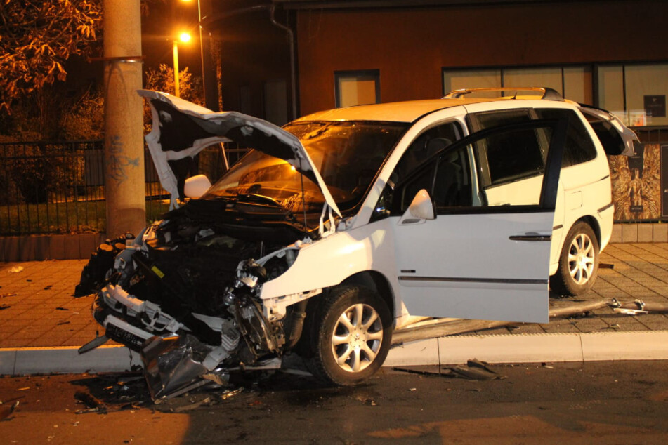 Der Fahrer des Wagens hatte betrunken die Kontrolle über sein Fahrzeug verloren.