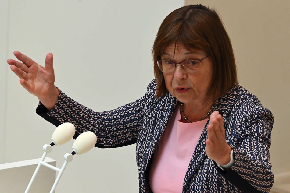 Am Mittwoch berät der Brandenburger Landtag in einer Sondersitzung auch über Kritik an Gesundheitsministerin Ursula Nonnemacher (64, Grüne).