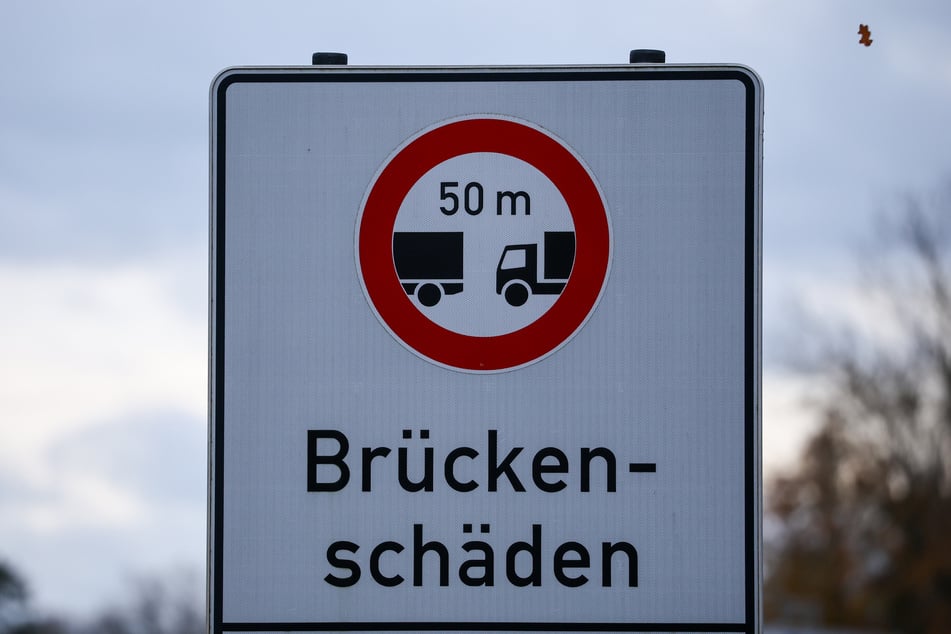 Droht der Brücke wegen Schäden sogar der Abriss? (Symbolbild)