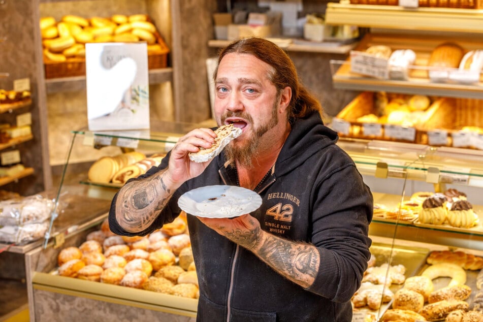 "Schmeckt fantastisch. Ich fühle mich sooo wohl in Dresden", schwärmt Martin Kesici (48) in der Bäckerei Hennig.