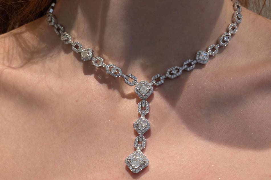 Brillanten funkeln dutzendfach im Licht.