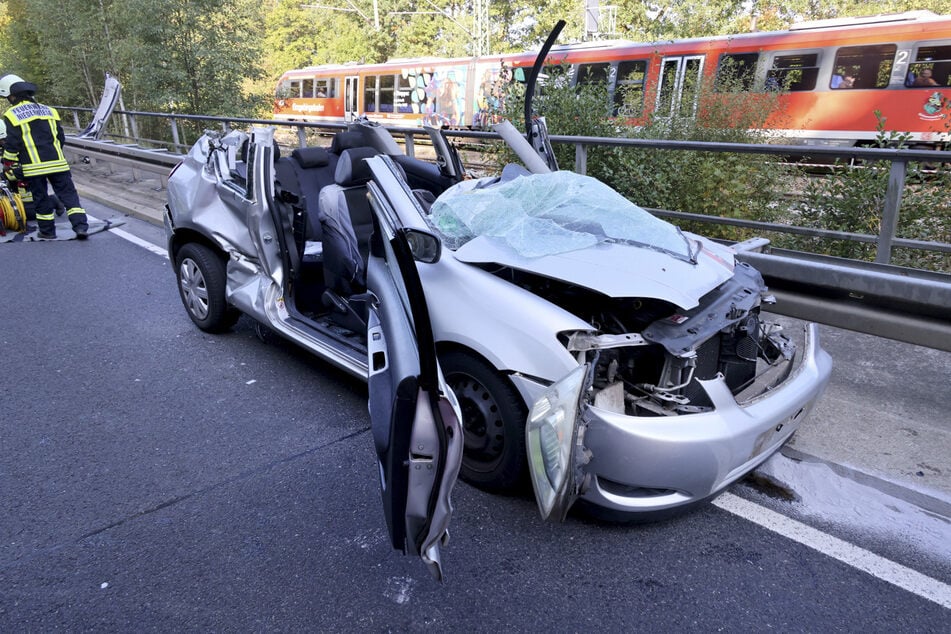 Das Dach des Toyotas musste entfernt werden, um den Fahrer zu befreien.