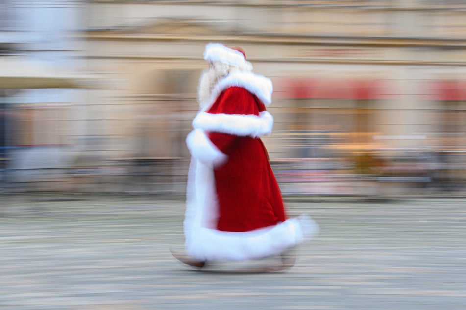 Ein entsprechendes Kostüm macht noch keinen Weihnachtsmann - das mussten am Mittwoch auch die Besucher eines Cottbuser Weihnachtsmarktes erfahren. (Symbolbild)
