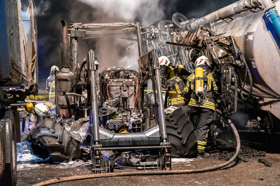 "Schluss mit Blockade": Traktor in Flammen, Feuerwehreinsatz im Erzgebirge