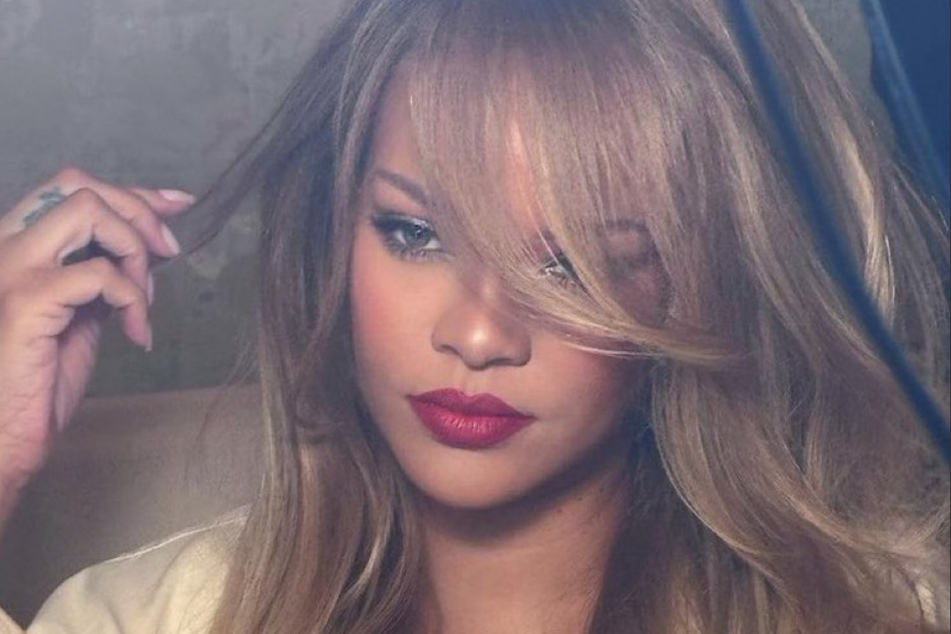 Rihanna dropped a new look at her blonde hair on Monday.