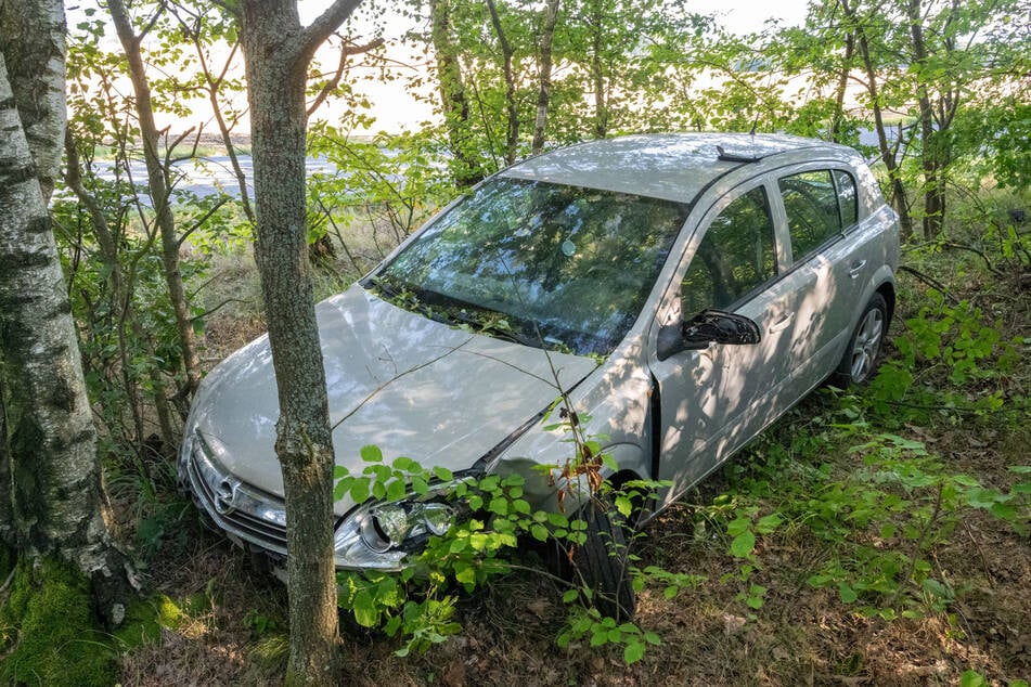 In einem Waldstück bei Schlegel kam am Dienstagnachmittag eine stark alkoholisierte Frau (63) mit ihrem Opel zum Stehen.