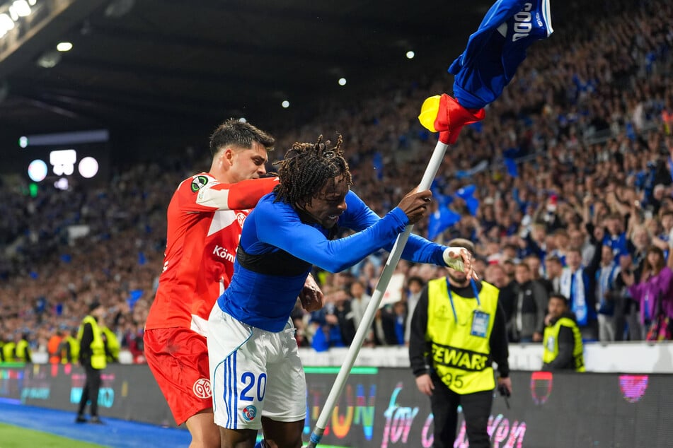 Nadiem Amiri (29) schubste Martial Godo (23), der mit der Eckfahne provokant vor dem Mainzer Block jubelte, und löste damit eine Rudelbildung aus.