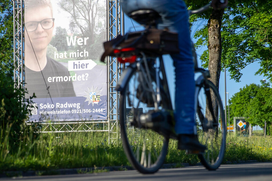 Die ungewöhnliche Plakat-Methode in Bayreuth sei nach Angaben der Polizei sowohl mit der Familie des Opfers als auch mit der Staatsanwaltschaft abgestimmt.