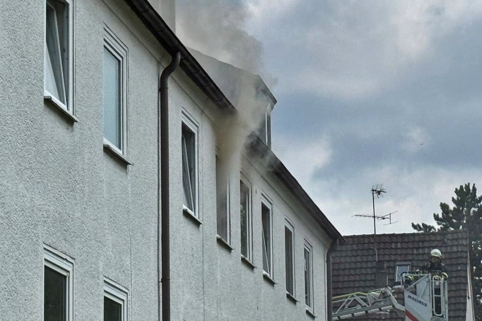 Beim Eintreffen der Feuerwehrleute drang noch immer dichter Rauch aus der Brandwohnung im ersten Stock des Mehrfamilienhauses.