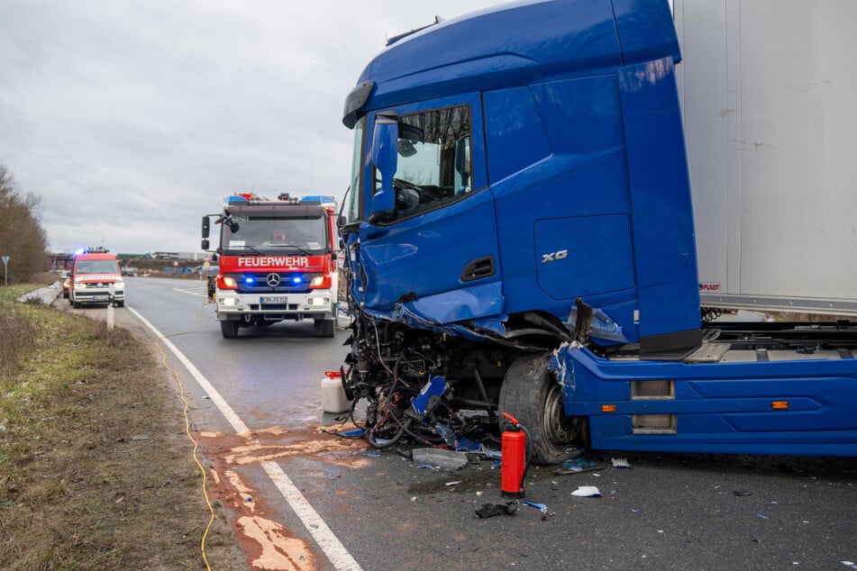 Der 45 Jahre alte Lastwagenfahrer erlitt bei dem Zusammenstoß leichte Verletzungen.