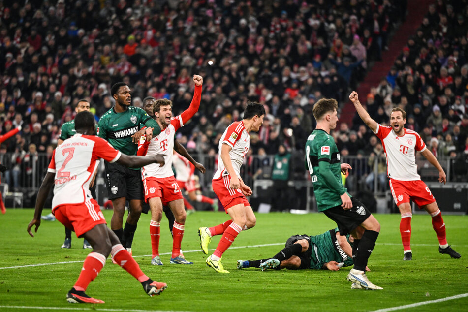 Die Bayern-Spieler protestieren nach einem nicht gegebenen Treffer.
