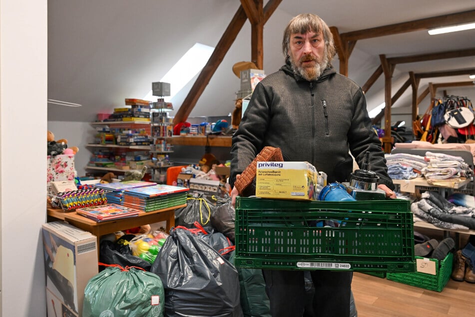 Jens Kloß (56) verbringt viel Zeit bei der Tafel, ab und zu packt er mit an.