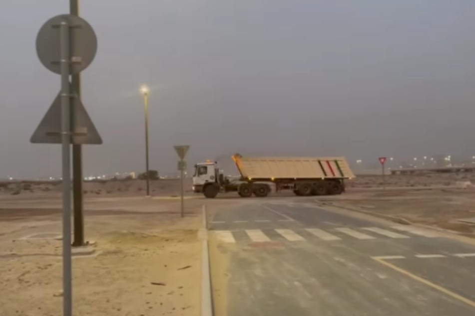 In Carmens Video überqueren Lastwagen die Baustelle, die sich einmal in ein gigantisches Volksfest verwandeln soll.