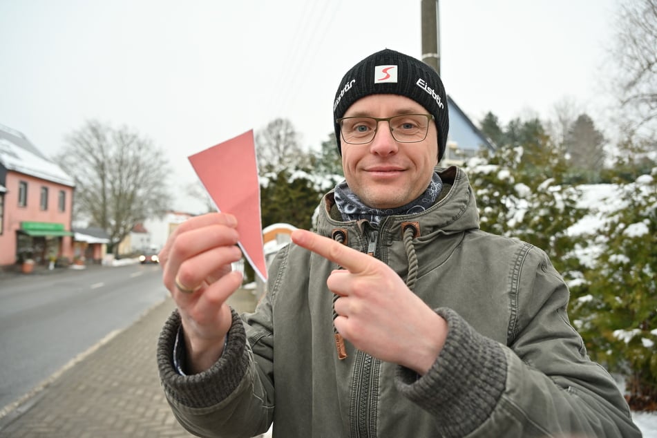 So klein wie das Papierdreieck, das Ivo Partschefeld (44) in der Hand hält, ist das kleinste Flurstück von Chemnitz.