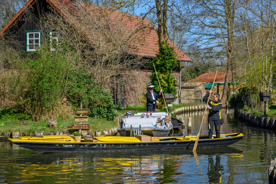 Viele Hunderte Briefe, Postkarten und Pakete liefert Andrea Bunar pro Woche aus.