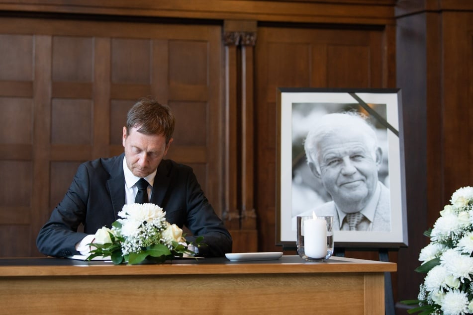 Sachsens Ministerpräsident, Michael Kretschmer (46, CDU), trägt sich nach dem Tod des CDU-Politikers Kurt Biedenkopf (†91) in der Sächsischen Staatskanzlei in ein Kondolenzbuch ein.