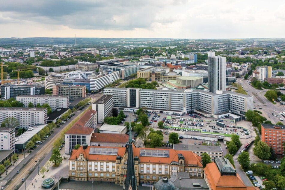 Blick auf die Chemnitzer Innenstadt: Hinter der "Parteisäge" könnte in Zukunft die große Niners-Halle entstehen.