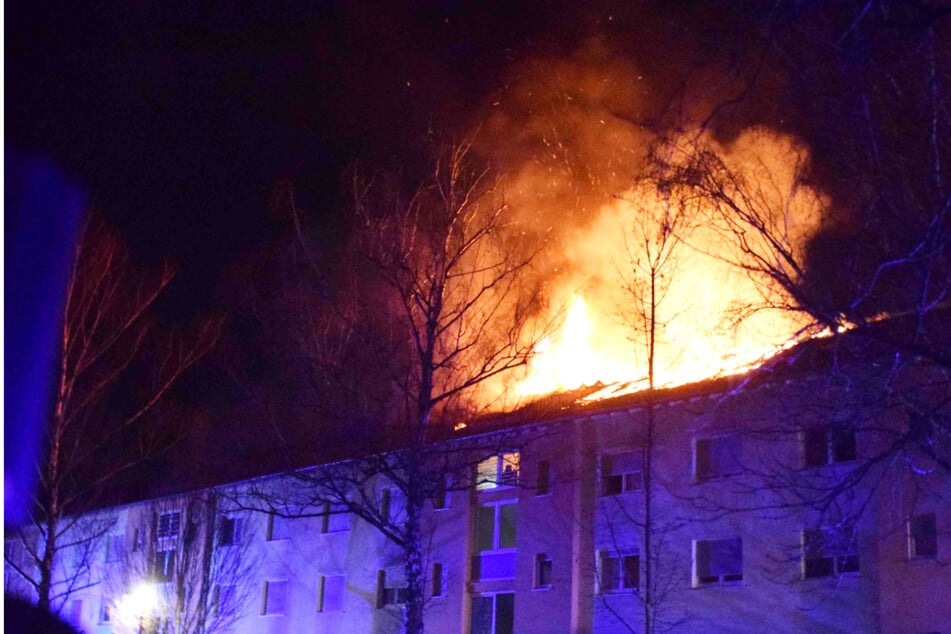 Nächtlicher Feuerwehr-Großeinsatz: Wohnhaus brennt lichterloh!