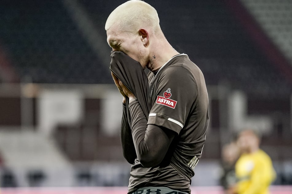 St. Paulis-Sturmriese Simon Makienok ärgert sich über eine vergebene Chance.