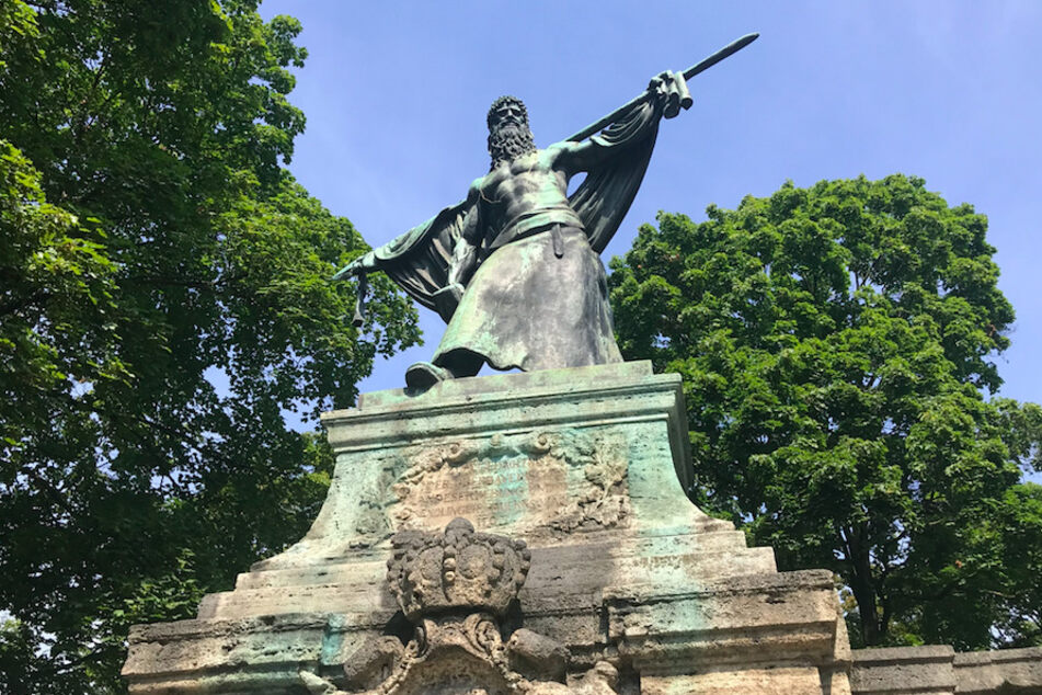 Die Statue der Legendenfigur Schmied von Kochel erinnert am der Münchner Lindwurmstraße an die "Sendlinger Mordweihnacht", die dort im Jahr 1705 ihr Ende nahm.