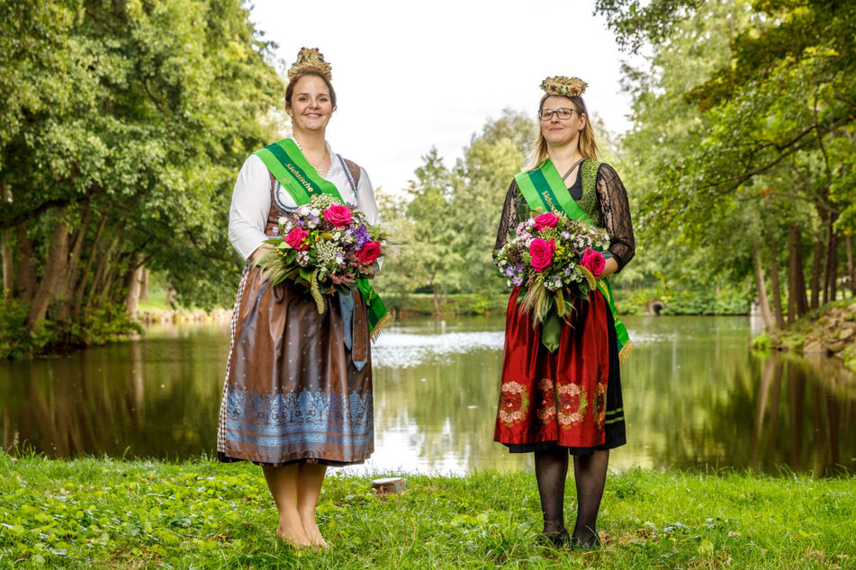 Die neuen Erntehoheiten in Amt und Würden: Erntekönigin Wibke I. (33, l.) und Ernteprinzessin Sandra I. (29).
