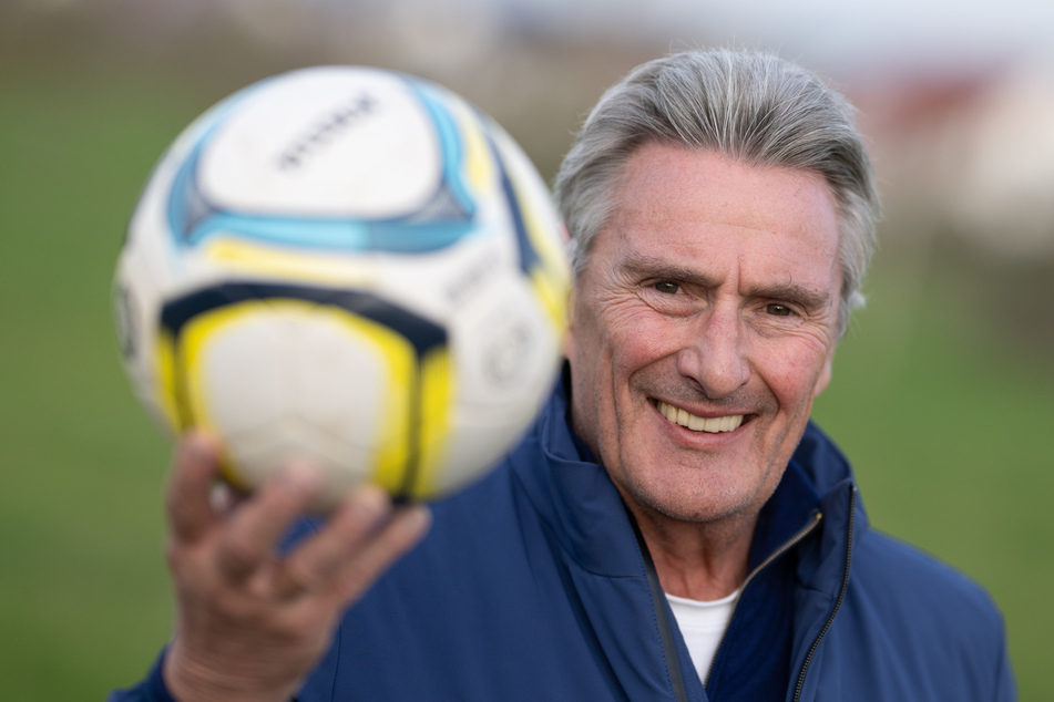 Am 1. April feiert Dieter Müller (70) seinen 70. Geburtstag. Die Liebe zum Fußball ist in all den Jahren geblieben.