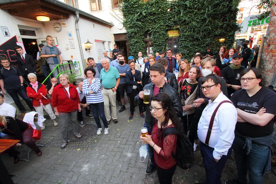 Rund 150 Linke trafen sich am Abend im Innenhof des "Haus der Begegnung" in Dresden.