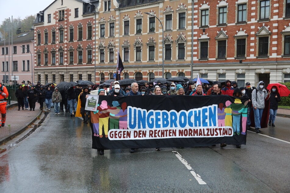 Flaschenwürfe und Hitlergruß: So lief der Demo-Tag im Erzgebirge