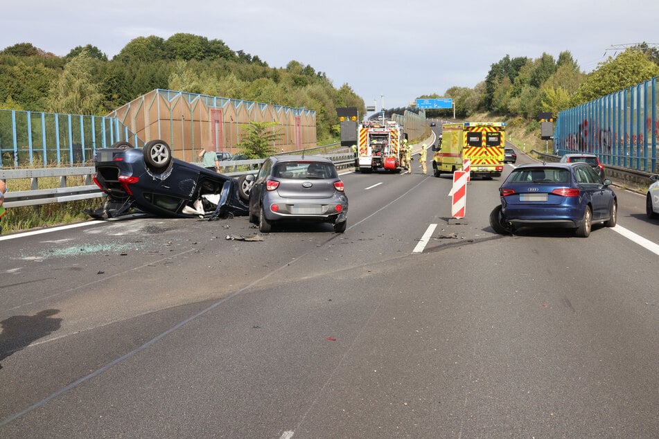 Ein Auto überschlug sich. Rettungskräfte, Feuerwehr und Polizei rückten an.