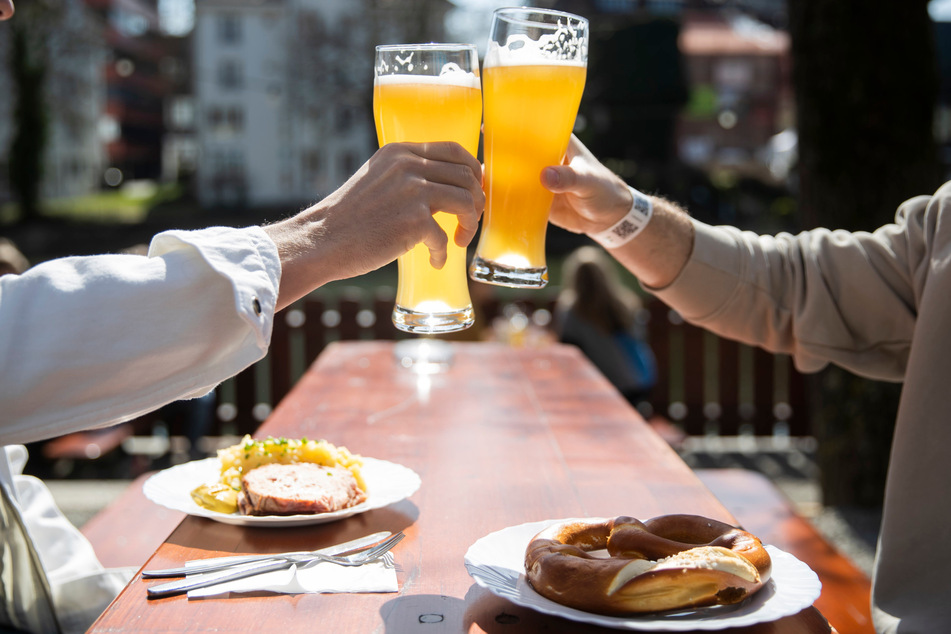 Prost:! Bald ist es auch in Sachsen wieder möglich, im Biergarten zu sitzen.