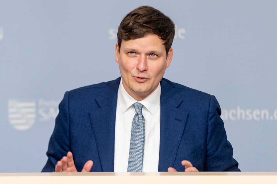 Sachsens Kultusminister Conrad Clemens (42, CDU) will im August einen "Handygipfel" einberufen.
