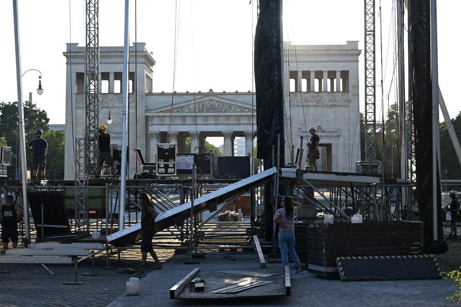 Bühnenarbeiter arbeiten am Königsplatz in München: Die Open-Air-Saison startet!