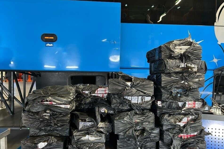 Knapp 50.000 Zigaretten fanden die Dresdener Zollbeamten in einem bulgarischen Reisebus.