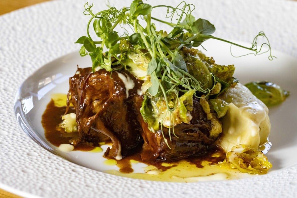 Die Fleisch-Variante im "1328": Short-Ribs mit Pastinakenpüree und Rosenkohlblättern.