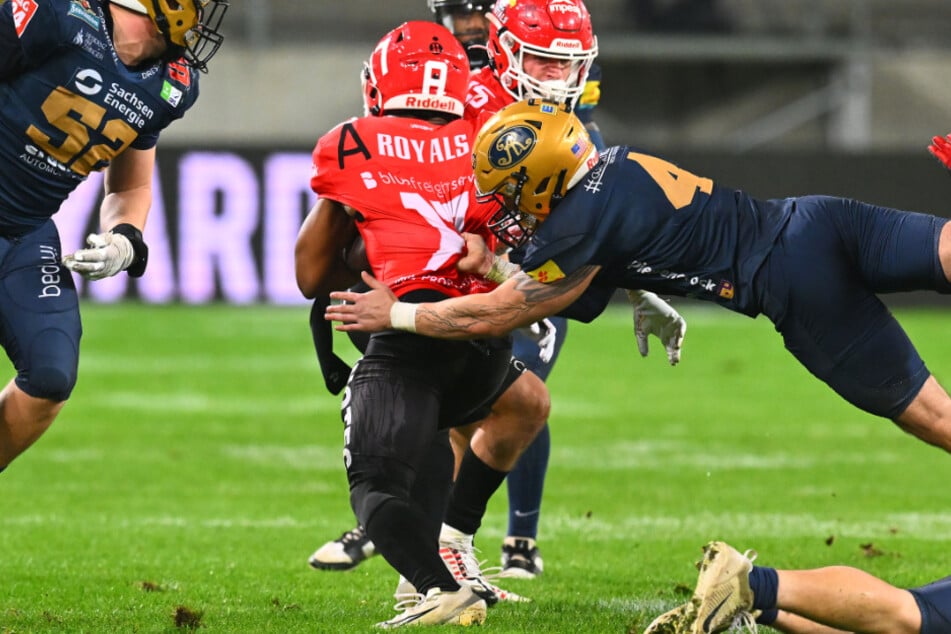 Ein Model und ein harter Hund: Monarchs mit weiteren Rückkehrern