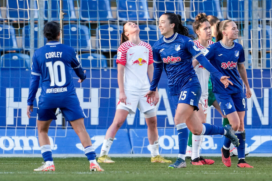 Marta Cazalla Garcia (3.v.l.) erzielte beide Tore gegen RB Leipzigs Frauen.