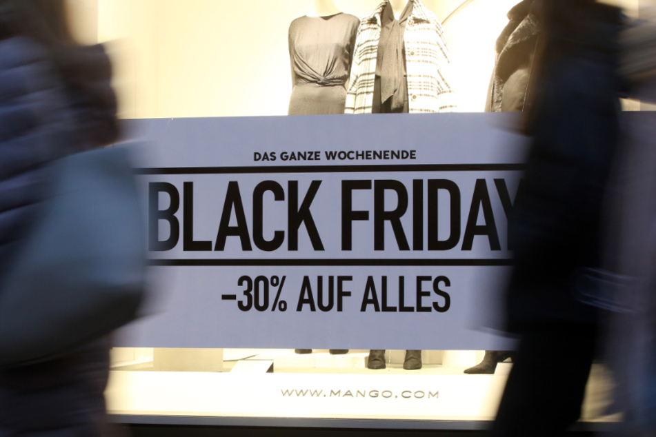 Schnäppchenjäger haben in Mannheim den Black Friday genutzt, um die Innenstadt zu stürmen. (Archivbild)