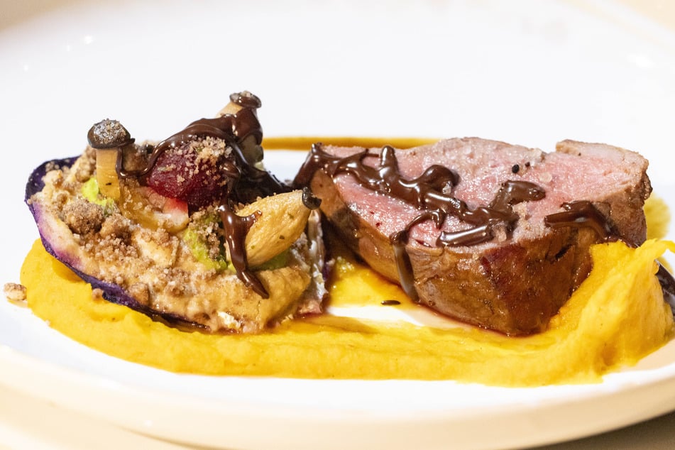 Der Hauptgang: Rinderfilet mit Kürbispüree und Herbstgemüse.