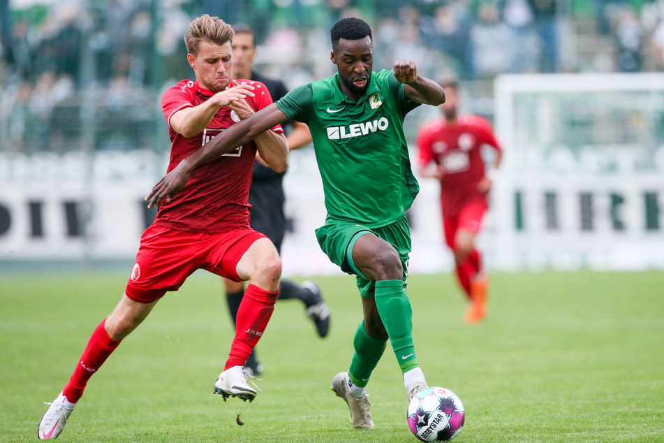 Stephane Mvibudulu, hier im Laufduell mit Berlins Lukas Lämmel, konnte keine seiner vielen Torchancen nutzen.