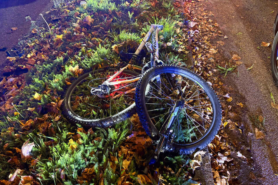Möglicherweise ist der kleine Junge bei Rot über die Kreuzung und von dem Auto erfasst worden.