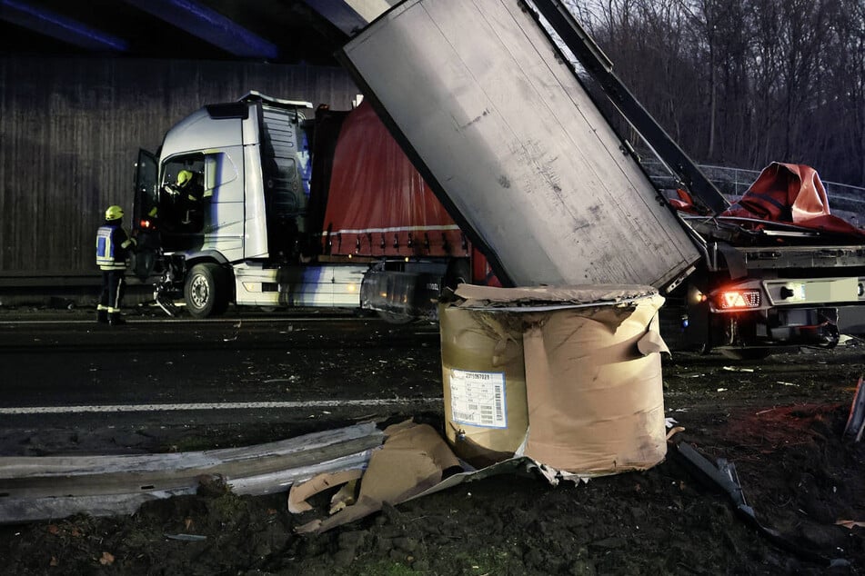 Unfall A3: Nach Lkw-Unfall: Tonnenschwere Papierrollen sorgen für mehrstündige Vollsperrung auf der A3