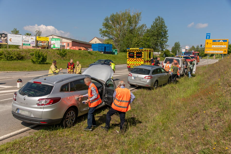 Drei Autos kollidierten am heutigen Sonntagvormittag auf der B180 in Stollberg (Erzgebirge).