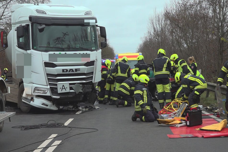Rund 60 Einsatzkräfte eilten zu der Unfallstelle auf der B401.