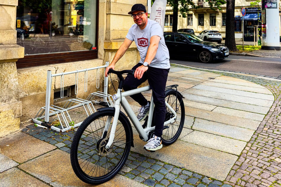 Geschäftsführer Stephan Herbst präsentiert die VanMoof-Neulinge im Sortiment seines E-Bike Stores.