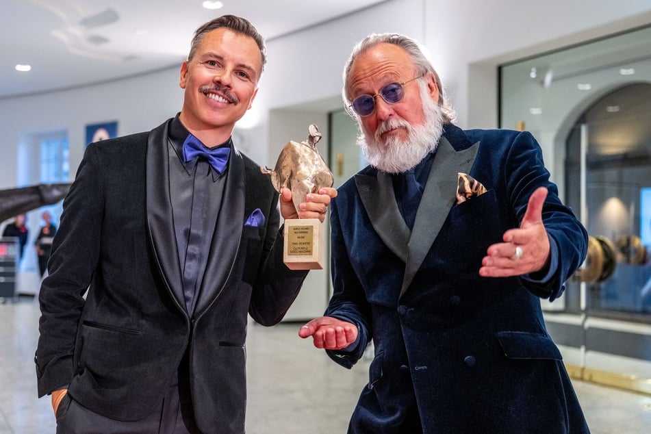 DJ Purple Disco Machine (45, l.) erhielt den Preis von Werbe-Legende Friedrich Liechtenstein (69).