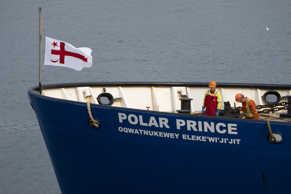 Auf dem Schiff "Polar Prince" werden die letzten Daten und Informationen zusammengetragen, die von dem Mini-U-Boot "Titan" gesendet wurden - darunter auch Stimmaufnahmen seiner Insassen.